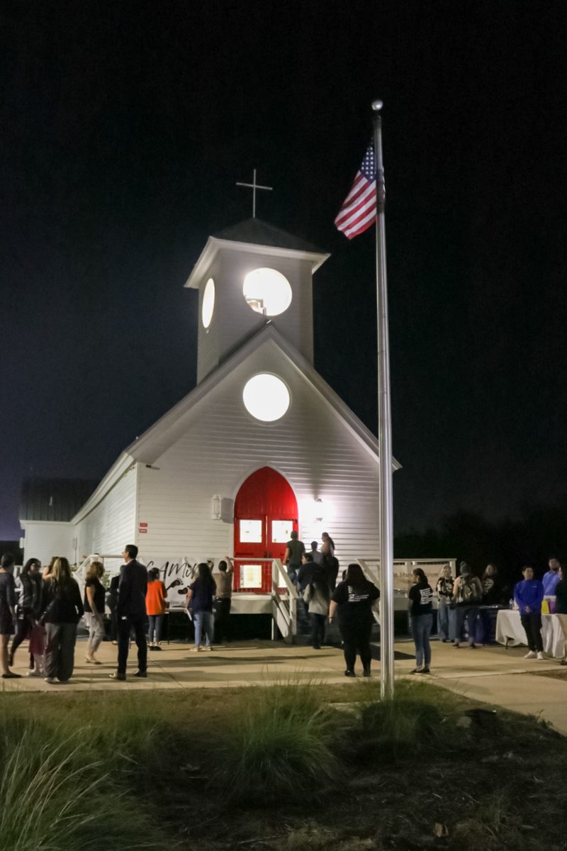 Community members gather outside St. Mary Magdalene Episcopal Church Northeast of Austin on a Thursday evening for CAMINA ATX's third “Conoce tus Derechos” forum.